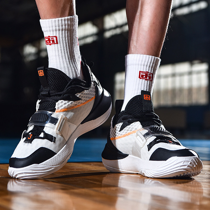 篮球湖人核心球员训练后状态良好