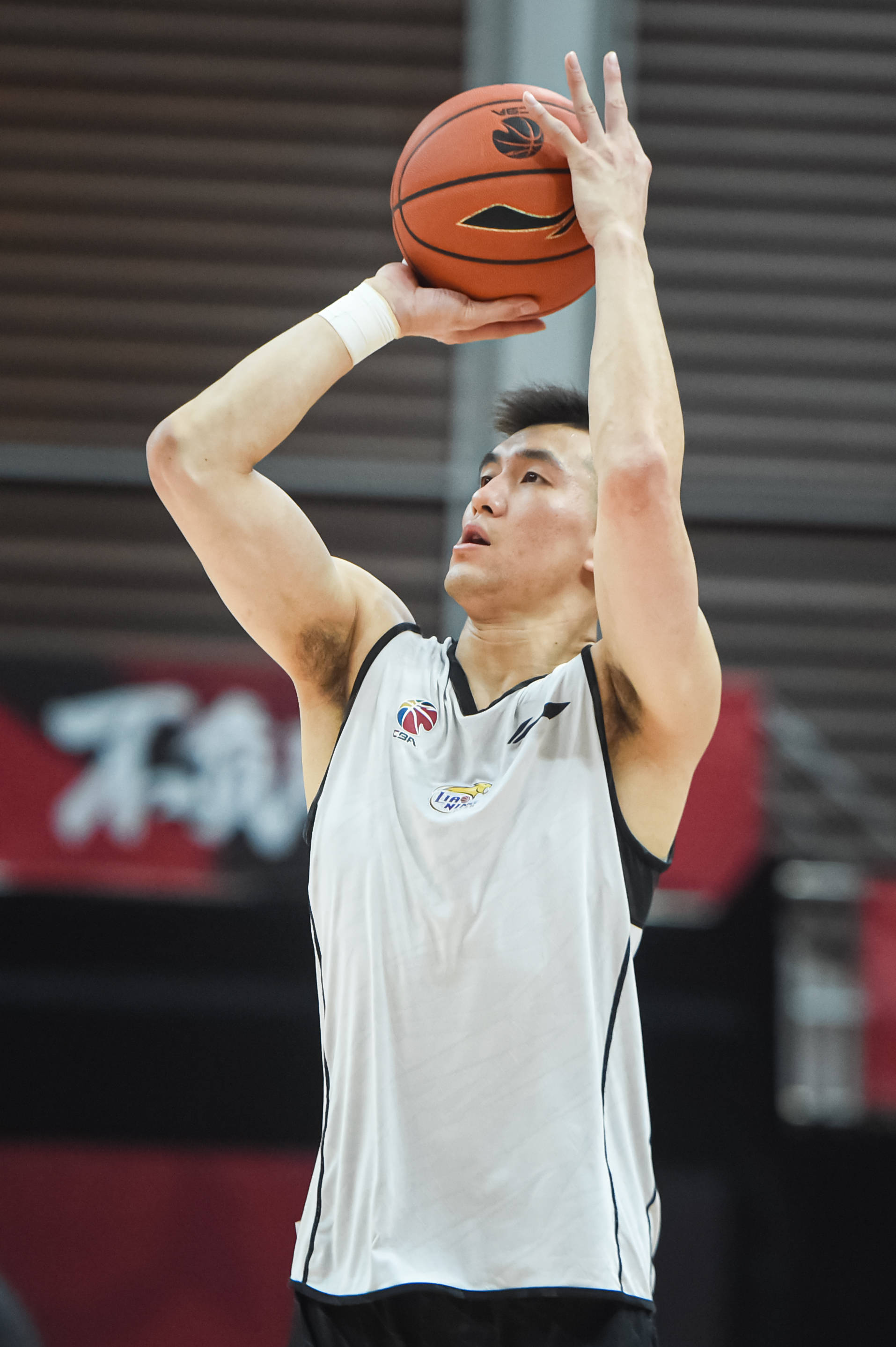 安东尼·戴维斯手术风波：独行侠面临交易抉择