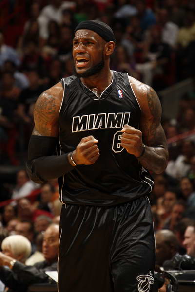 欲登天际揽苍穹！维金斯底线突破一步起飞上演滑翔重扣